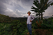 Don Andres ist in dritter Generation Eigentümer der Finca Los Angeles in Jardin,Kolumbien. Er und seine Familie produzieren exzellenten Bio-Arabica-Kaffee aus einer einzigen Sorte.