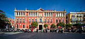 Sevilla,Spanien,28. Januar 2021,Das Gebäude der Real Audiencia in Sevilla zeigt die Architektur der Renaissance an der Plaza de San Francisco. Dieses historische Bauwerk ist von pulsierendem Stadtleben und einem klaren blauen Himmel umgeben.