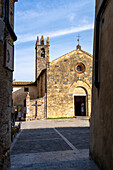 Die Kirche Santa Maria Assunta oder Kirche der Heiligen Maria in der ummauerten mittelalterlichen Stadt Monteriggioni,Italien.