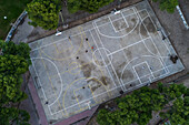 Basketball- und Fußballplätze zwischen Bäumen im Stadtpark von Zaragoza,Spanien