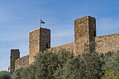 Wachtürme an der Mauer der mittelalterlichen Stadt Monteriggioni,Siena,Toskana,Italien. Von außen betrachtet.