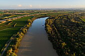 Luftaufnahme des Flusses Ebro,der durch das Gebiet La Alfranca in Zaragoza,Spanien,fließt