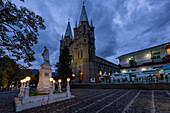 Plaza El Libertador und die Basilika der Unbefleckten Empfängnis in Jardin,Kolumbien