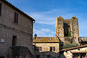 Wachturm auf der Stadtmauer der mittelalterlichen Stadt Monteriggioni,Siena,Toskana,Italien.