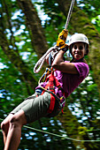 Junge kaukasische Frau hat Spaß bei einer Canopy-Tour in Costa Rica