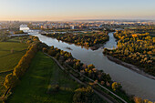 Luftaufnahme der Mündung des Flusses Gallego in den Ebro,Zaragoza,Spanien