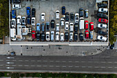 Luftaufnahme von geparkten Fahrzeugen auf dem Dach eines Volkswagen Autohauses