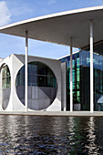 Das Marie-Elisabeth-Lüders-Haus zeigt die moderne Architektur von Stephan Braunfels und hebt zeitgenössische Elemente in Berlin hervor.