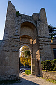 Das Innere des Tores zur Fortezza Albornoz,einer Festung auf einem Hügel in Orvieto,Italien.