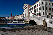 Kirche der Pietá oder Heiligen Maria der Heimsuchung und Brücke Ponte dei Sepolcro in Venedig,Italien.