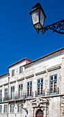 This beautiful palace in Alfama features elegant architecture, showcasing Lisbon's rich cultural heritage against a clear blue sky.