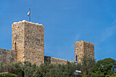 Wachtürme auf der Mauer der mittelalterlichen Stadt Monteriggioni,Siena,Toskana,Italien. Von außen betrachtet.