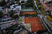 Luftaufnahme der verschiedenen Plätze eines Tennis- und Paddelclubs