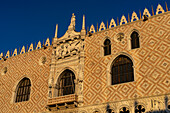 Detail des Dogenpalastes oder Palazzo Ducale im goldenen Licht des späten Nachmittags in Venedig,Italien.