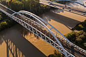 Luftaufnahme der Eisenbahnbrücke über den Ebro in Zaragoza