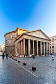 Rom,Italien,22. Juli 2017,Besucher bewundern die architektonische Schönheit des Pantheons,während sie einen sonnigen Tag in den belebten Straßen Roms genießen.