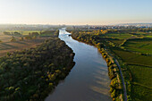 Luftaufnahme des Ebro-Flusses,der durch das Viertel La Alfranca in Zaragoza,Spanien,fließt