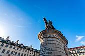 Das große Reiterstandbild von König Dom João I. steht stolz auf der Praça da Figueira,einem bedeutenden Wahrzeichen in Lissabon,Portugal.