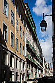 Entdecken Sie die lebendige Architektur der Rua dos Douradores in Lissabon,wo historische Gebäude unter einem strahlenden Himmel bezaubern.