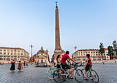 Rom,Italien,22. Juli 2017,Radfahrer erkunden die berühmte Piazza del Popolo bei Sonnenuntergang in Rom,Italien.