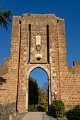 Das Tor zur Fortezza Albornoz,einer auf einem Hügel gelegenen Festung in Orvieto,Italien.