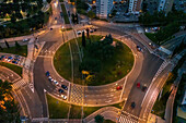 Luftaufnahme eines beleuchteten Kreisverkehrs bei Nacht,Zaragoza,Spanien