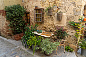 Decor outside a small restaurant in the medieval walled town of Monteriggioni, Sienna Province, Italy.