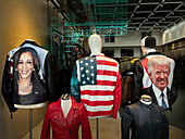 Schaufenster eines Bekleidungsgeschäfts mit Abbildungen von Kamala Harris und Donald Trump auf den Rückseiten von Jacken,New York City,New York,USA