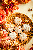 Flower-shaped shortcrust biscuits decorated with dahlias