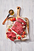Raw beef (bavette) with garlic, tomatoes and thyme