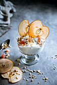 Joghurt mit Müsli und Apfelchips