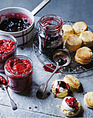Erdbeer-Balsamico-Chia-Creme, Kirsch-Pfeffer-Marmelade, Scones