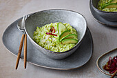 Avocado-Risotto mit Balsamicozwiebeln