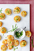Finger food: Puff pastry buns with ham and cheese