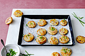 Finger food: Puff pastry buns with ham and cheese