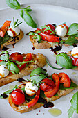 Bruschetta mit gegrillter Paprika, Tomaten, Mozzarella und Balsamicocreme