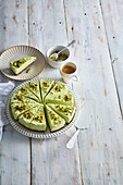No-Bake Avocado-Käsekuchen mit Keksboden und Pistazien
