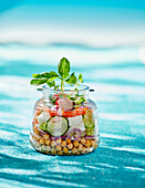 Salat-Bowl im Glas mit Kichererbsen und Gemüse