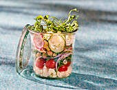 Salat-Bowl im Glas mit Kichererbsen und Gemüse