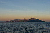 Blick auf die Sorrentinische Halbinsel und Punto Campanella bei Sonnenuntergang von der Fähre nach Capri in Italien.