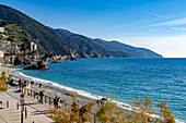 Der Strand in der Nebensaison in Monterosso al Mare und Blick auf die Cinque Terre an der Lingurischen Küste in Italien.