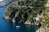 Die zerklüftete Küste der Amalfiküste um Conca dei Marini am Golf von Salerno in Italien.