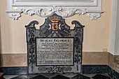 Ein Grabstein in der Wallfahrtskirche der Madonna del Carmine in Sorrent, Italien.