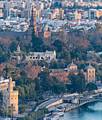 Diese Luftaufnahme zeigt den Torre del Oro, den San Telmo Palast und die Plaza de Espaa inmitten des Stadtbildes von Sevilla.