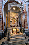 Bischofsthron aus dem 16. Jahrhundert in der Kathedrale der Heiligen Philippus und Jakobus in Sorrento, Italien.