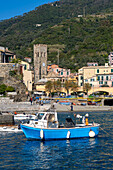 Ein Fischerboot im Hafen von Monterosso al Mare, Cinque Terre, Italien.