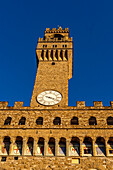 Der Palazzo Vecchio mit dem Arnolfo-Turm auf der Piazza della Signoria in Florenz, Italien.