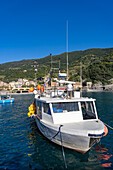 Ein Fischerboot im Hafen von Monterosso al Mare, Cinque Terre, Italien.