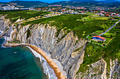 Der wunderschöne Barrika-Strand und Flysch de Bizkaia in Vizcaya, Baskenland, Euskadi, Spanien.