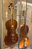 Eine Tenorbratsche von Antonio Stradivari aus dem Medici-Quintett in der Accademia-Galerie in Florenz, Italien.